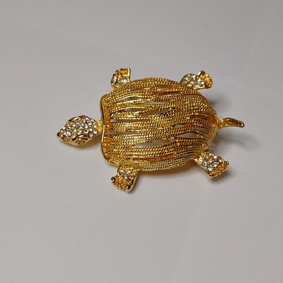 Very Awesome Gold Tone Turtle Brooch With Clear Stones - Picture 9 of 11